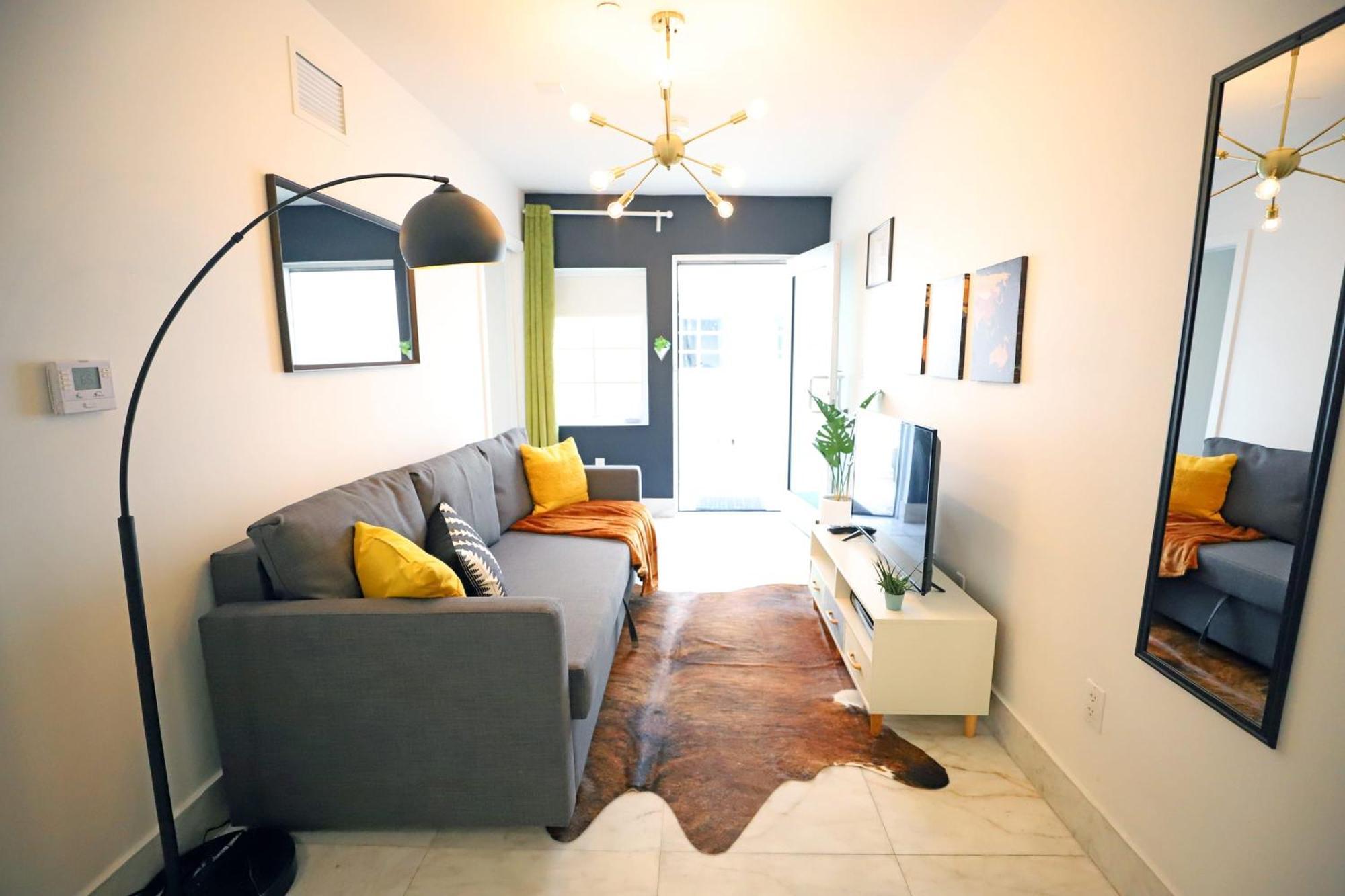 South 2 Bedroom Family Pet Friendly With Free Parking On Premise Apartment