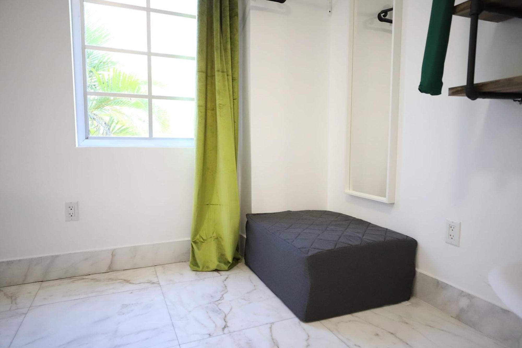 South 2 Bedroom Family Pet Friendly With Free Parking On Premise Apartment *